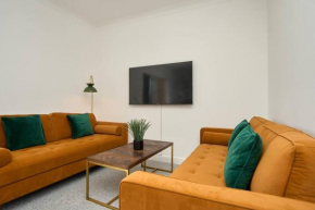 The Penthouse In Bonchurch Village by Greenstay Serviced Accommodation - Stunning 3 Bed Apt With Parking & Sea Views - The Perfect Choice For Families, Small Groups & Business Travellers